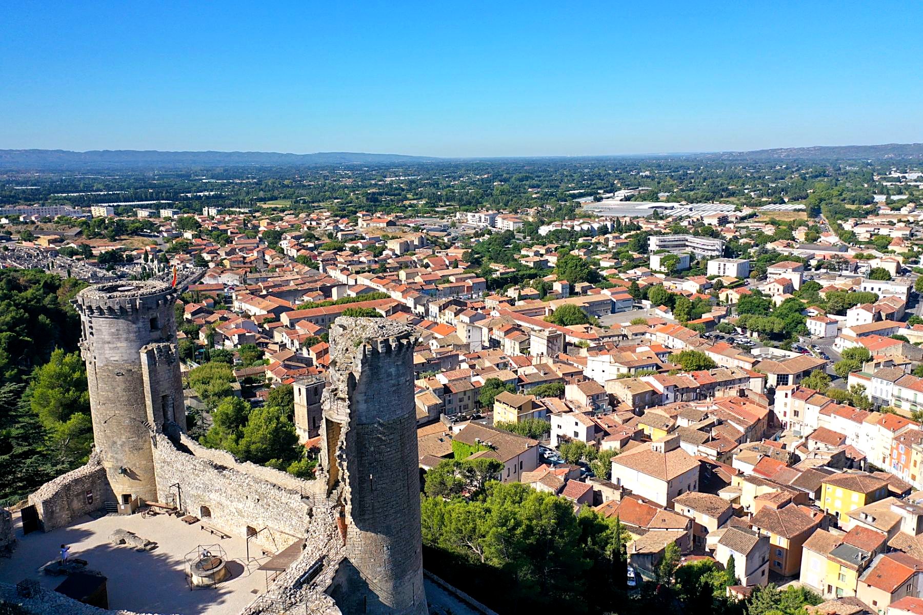 Vue aérienne de Châteaurenard depuis le château des Tours